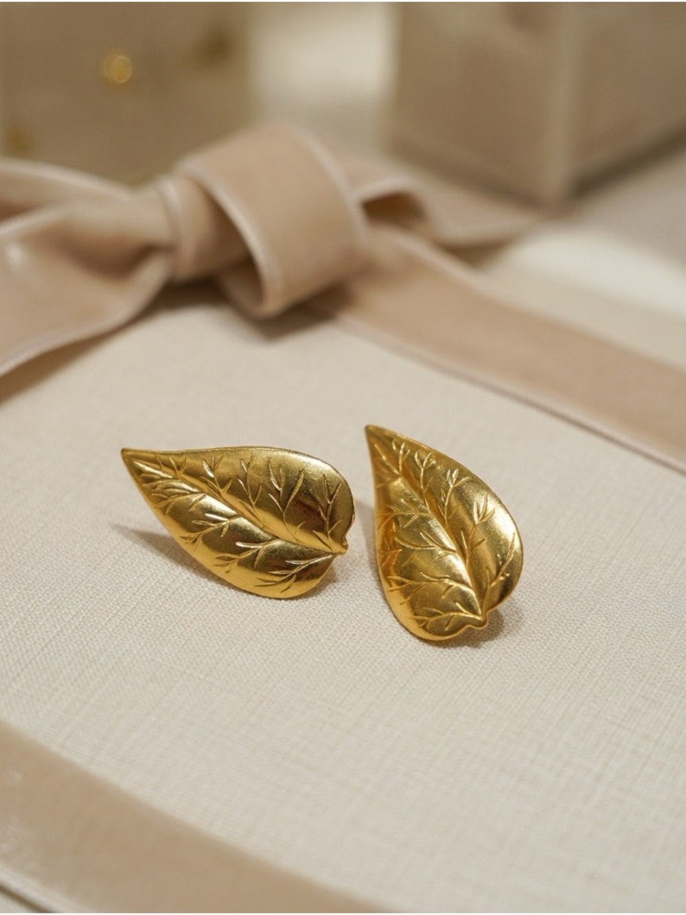 Vintage KIM CRAFTSMEN Gold Tone Leaf Clip On Earrings KM Signed Mid Century